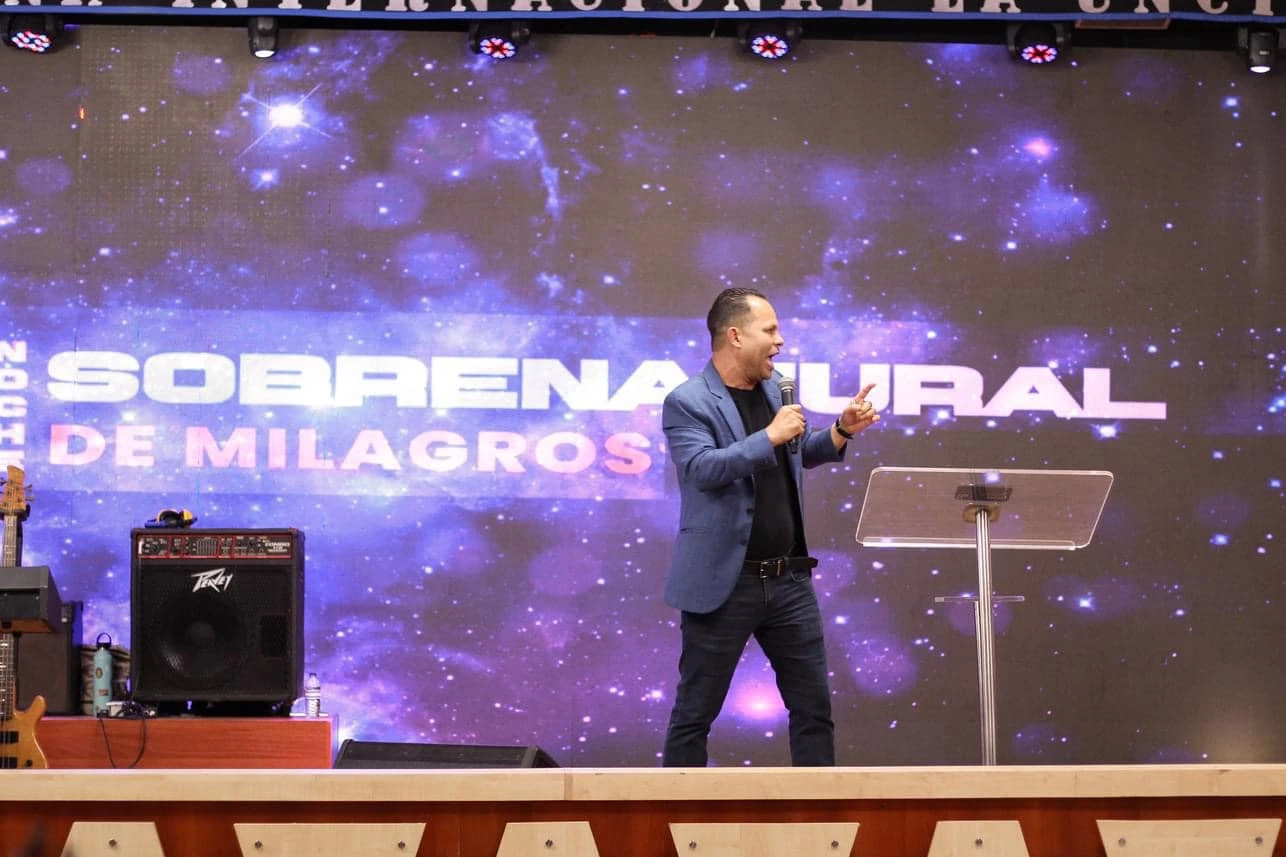 Apóstol Julián Restrepo predicando durante una reunión